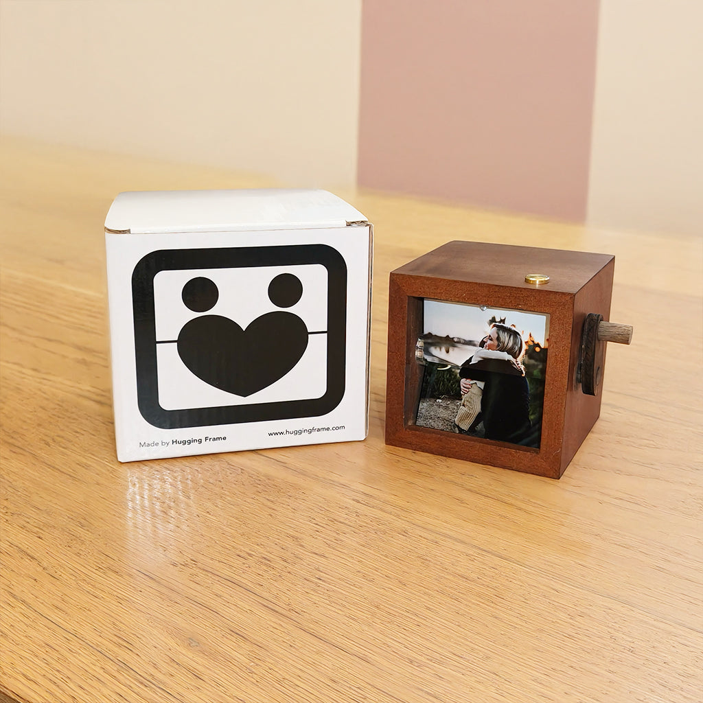 Gift for Mom/ Daughter - Hugging Frame - Hand-Crank Animation Machine with Hugging Animation, Long Distance Gift For Mother/ Daughter/ Family