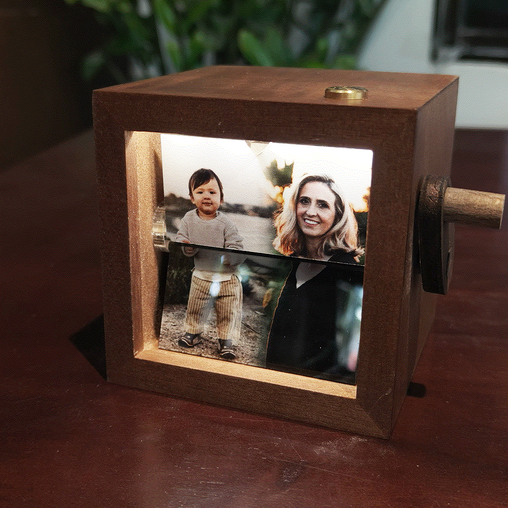 Gift for Mom/ Daughter - Hugging Frame - Hand-Crank Animation Machine with Hugging Animation, Long Distance Gift For Mother/ Daughter/ Family