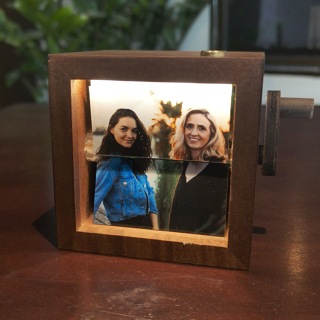 Gift for Mom/ Daughter - Hugging Frame - Hand-Crank Animation Machine with Hugging Animation, Long Distance Gift For Mother/ Daughter/ Family